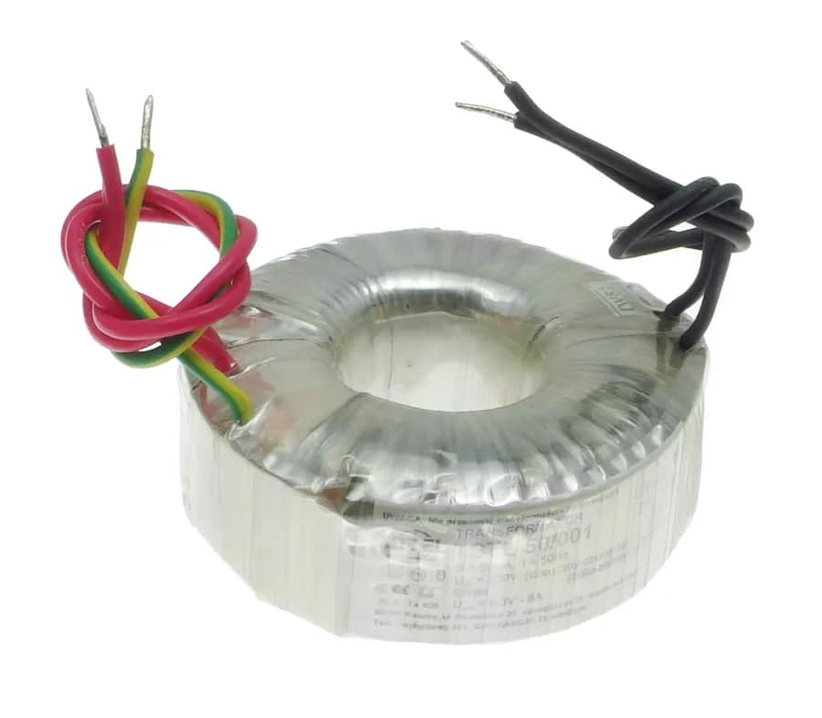 Czy prąd z fotowoltaiki musi przechodzić przez transformator? Wyjaśniamy!