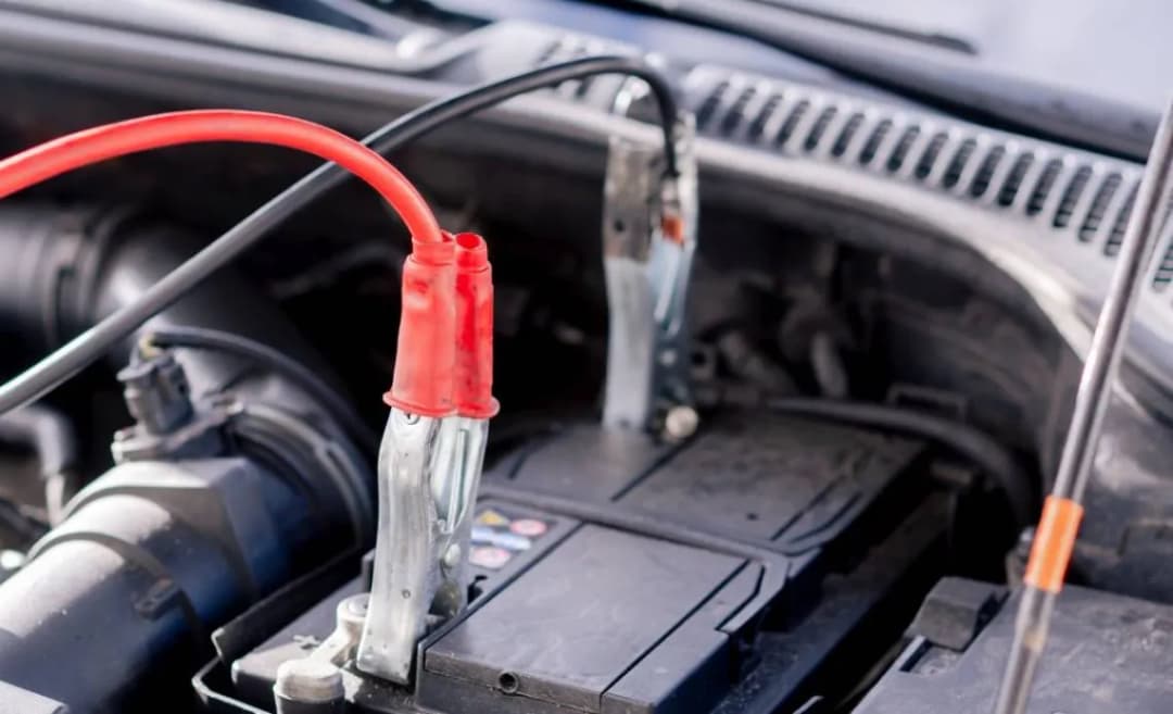 Jakim prądem ładować akumulator 100 Ah, by uniknąć uszkodzeń?