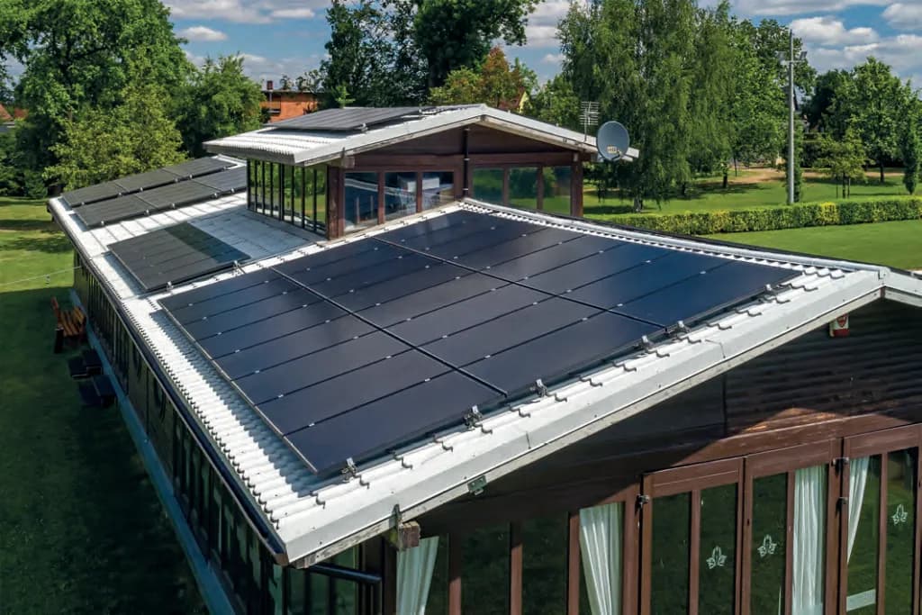 Jaki dach pod fotowoltaikę wybrać, aby zwiększyć efektywność energii?