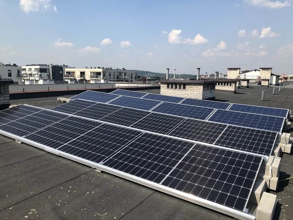 Solary na dachu bloku: Jak obniżyć rachunki i chronić środowisko