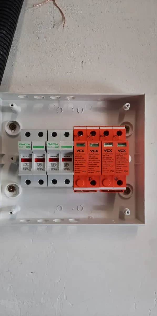 Jak bezpiecznie podłączyć falownik fotowoltaiczny krok po kroku