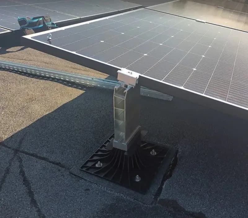 Montaż paneli fotowoltaicznych na papie: skuteczne metody i wskazówki