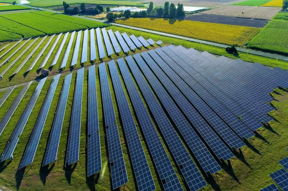 Fotowoltaika na polu: Opinie, zalety i wady instalacji solarnej