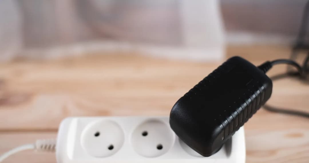 Czy ładowarka w gniazdku zużywa prąd? Prawda o pasywnym poborze