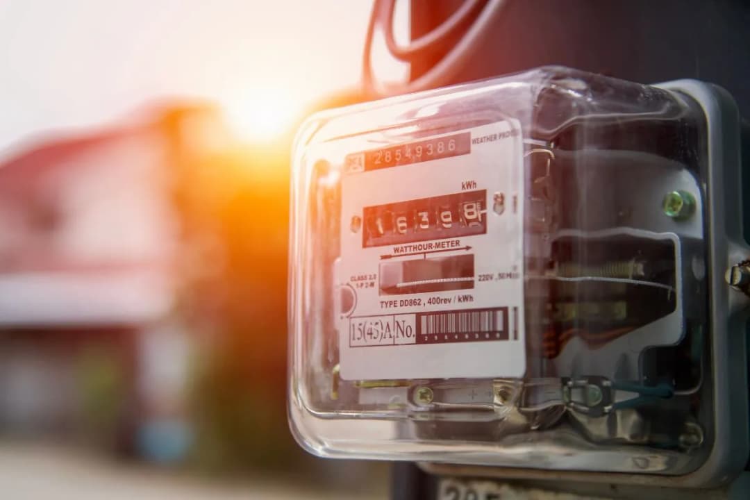 Ile płaci się za prąd? Sprawdź, jak uniknąć wysokich rachunków