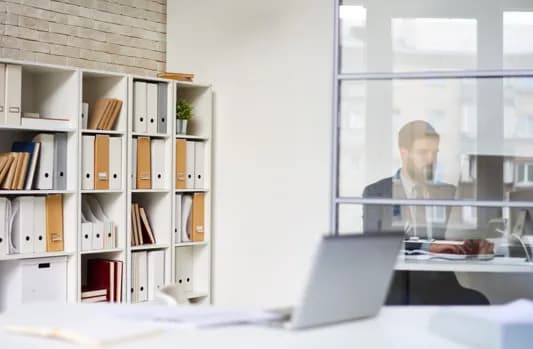 Jak zmniejszyć zużycie prądu w biurze? 7 praktycznych wskazówek