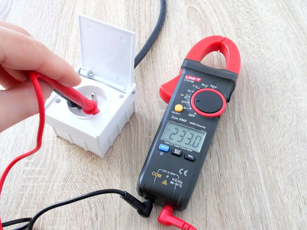 Jaki prąd w gniazdku: AC czy DC? Poznaj rodzaj zasilania w domu