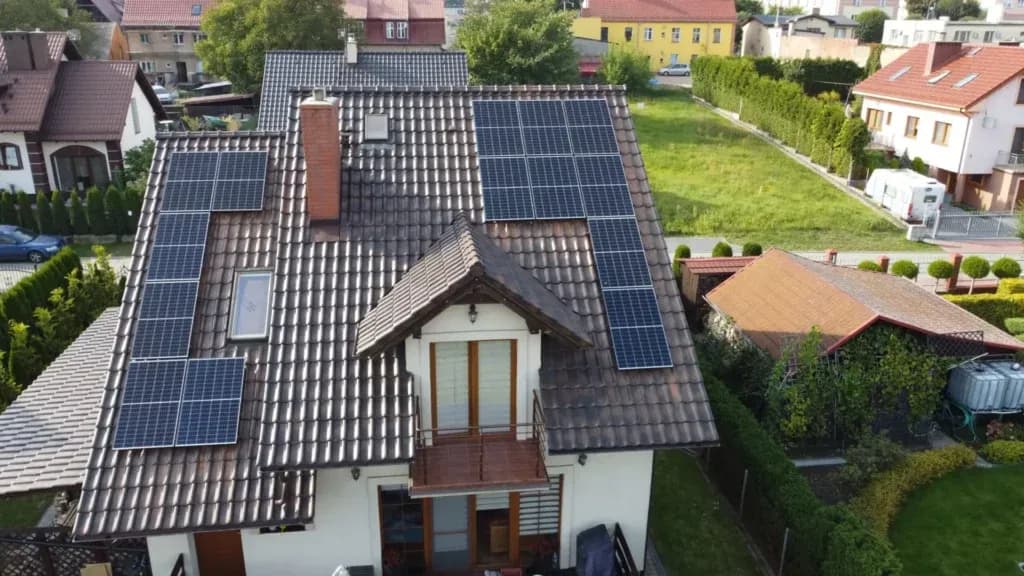 Fotowoltaika czy gaz – co wybrać, by oszczędzić i chronić środowisko?